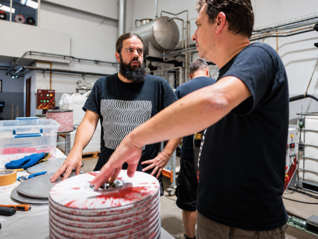 Elementos da equipa Audiowax em conversa durante a produção de discos de vinil