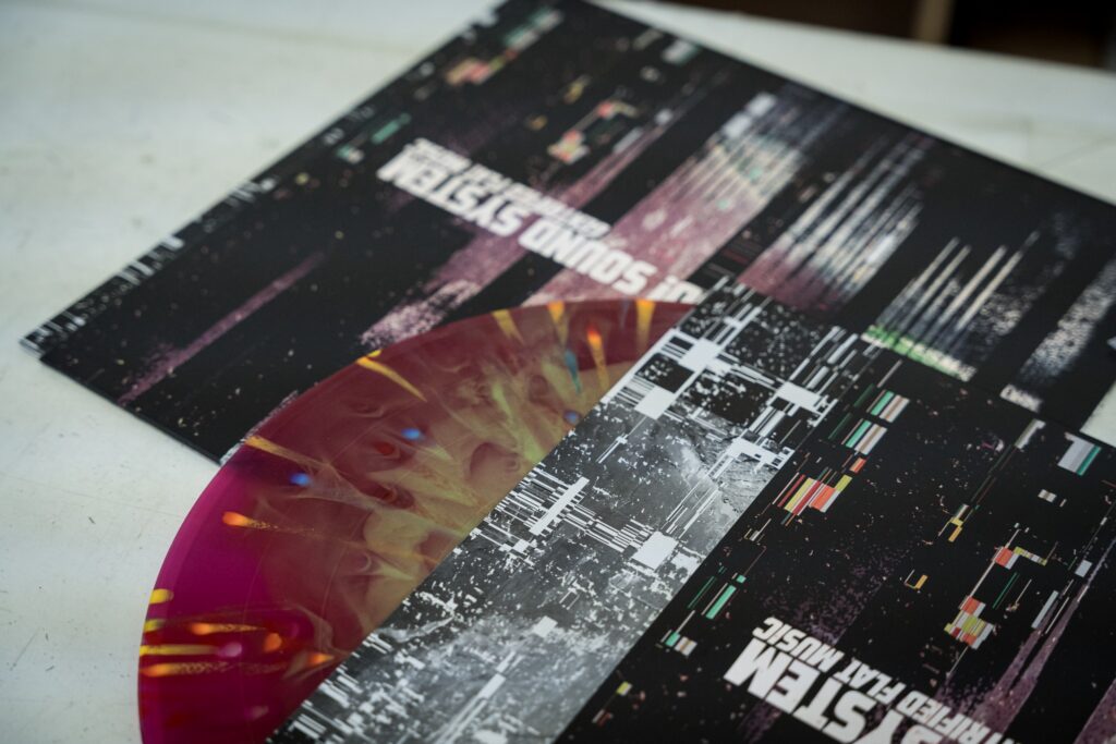 Disco de vinil colorido e artwork de uma edição produzida na Audiowax