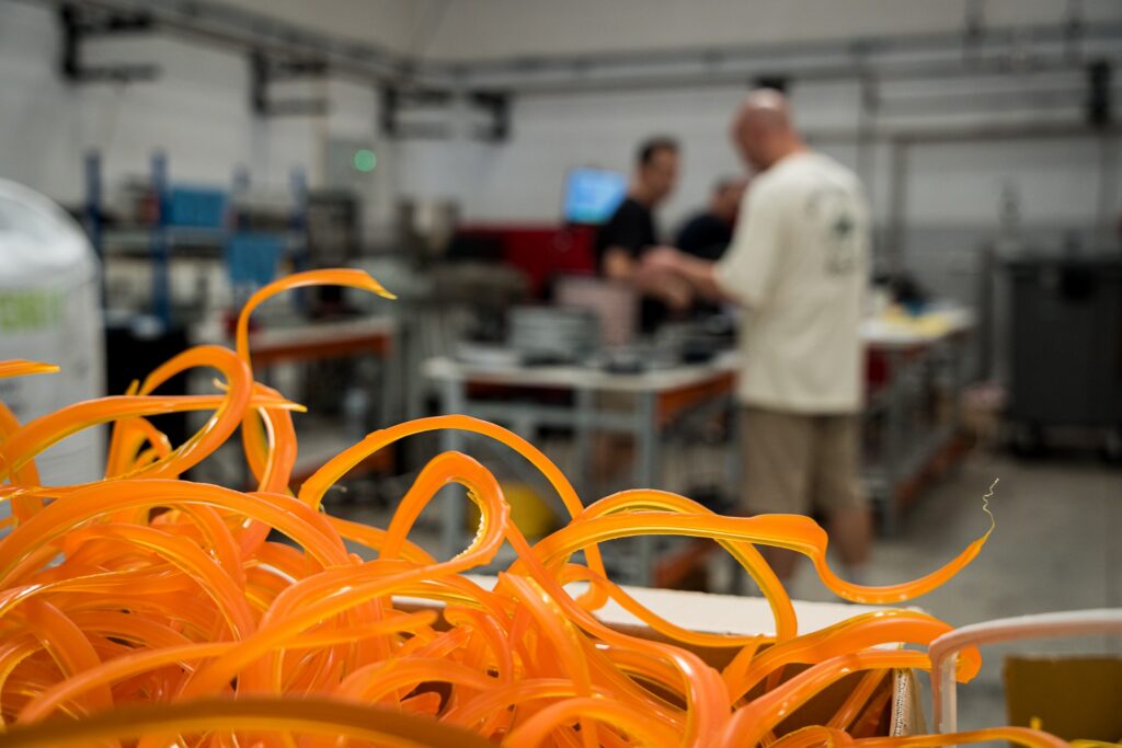 Detalhe de material de vinil durante o processo de produção na Audiowax