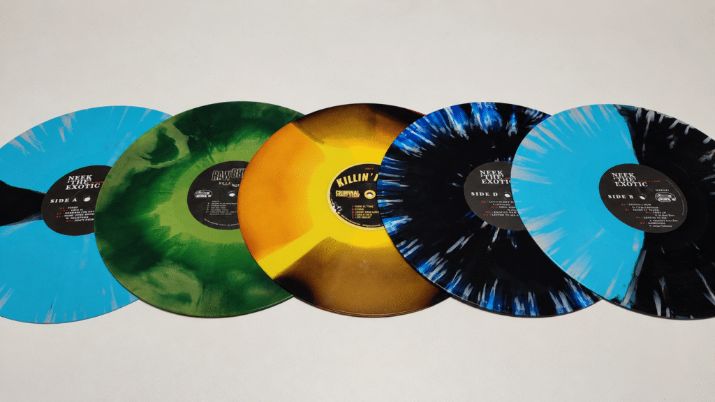 Cinco discos de vinil com diferentes cores e efeitos especiais