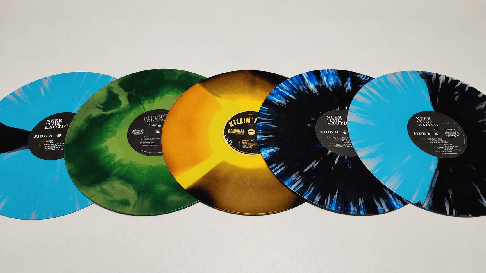 Cinco discos de vinil com diferentes cores e efeitos especiais