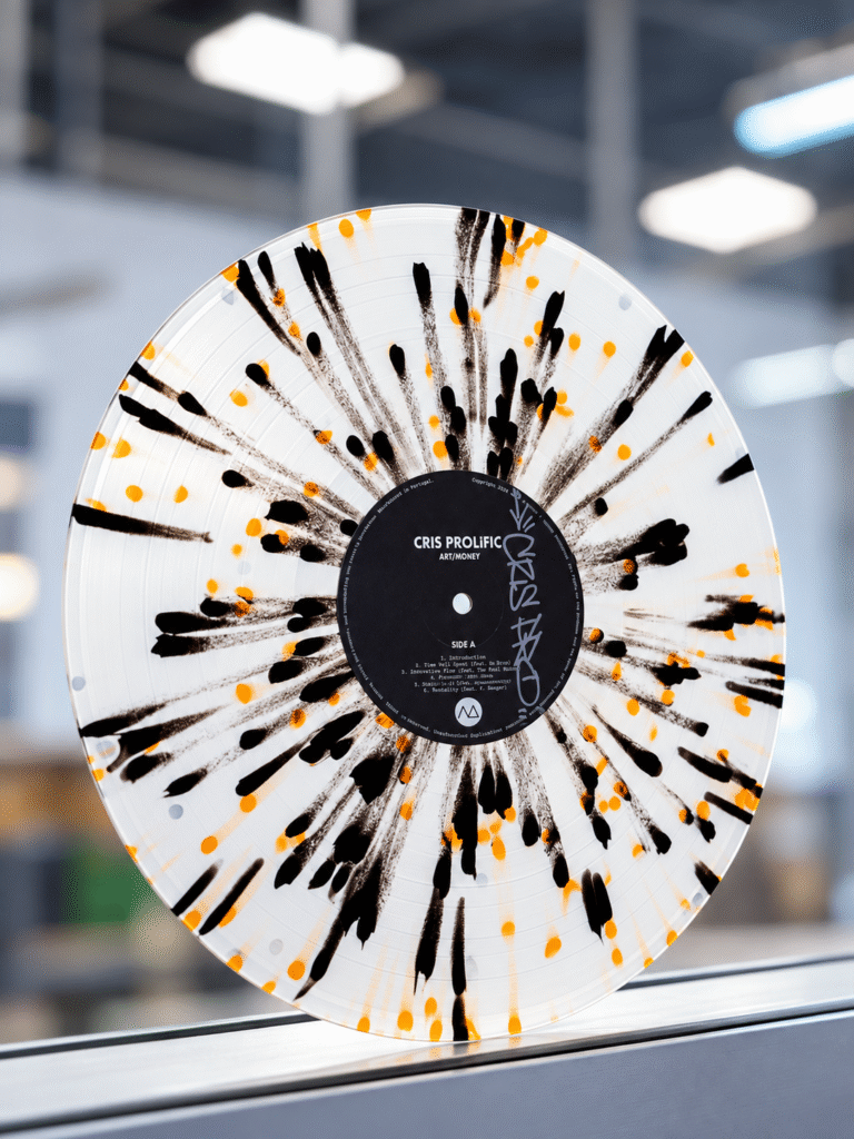 Disco de vinil transparente com efeito splatter preto e laranja
