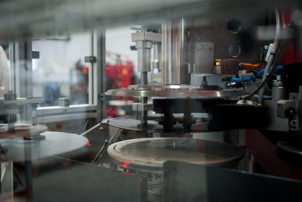 Interior de equipamento automático durante o ciclo de produção de um disco de vinil