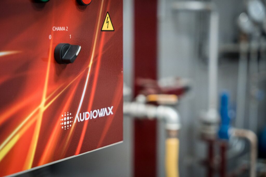 Painel de controlo de equipamento industrial Audiowax numa linha de produção de vinil