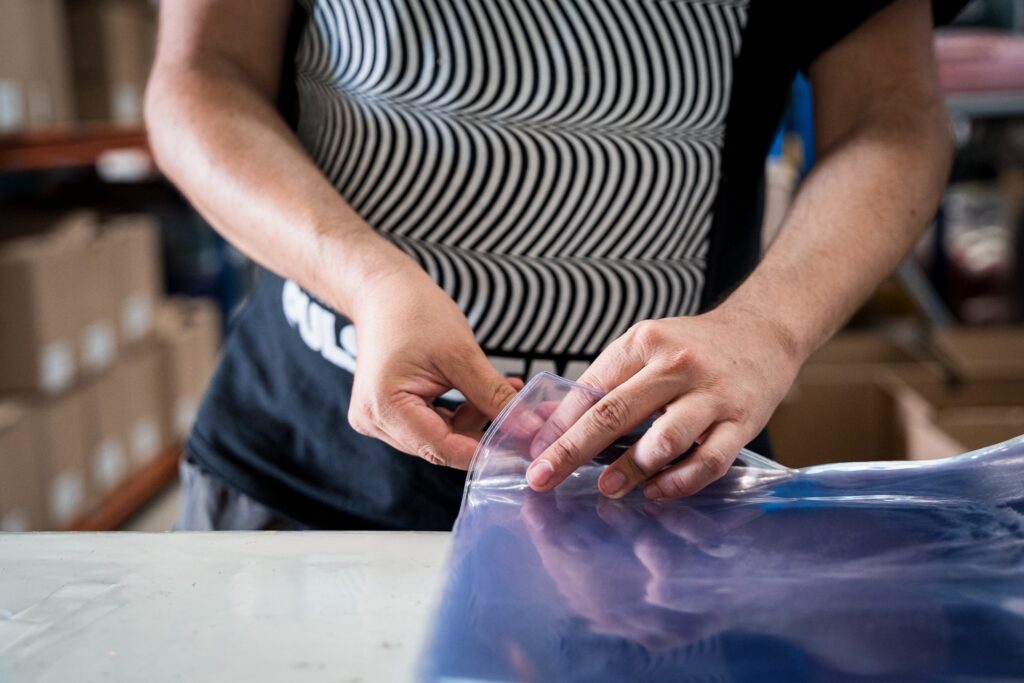 Montagem manual e proteção final de uma edição em vinil na Audiowax